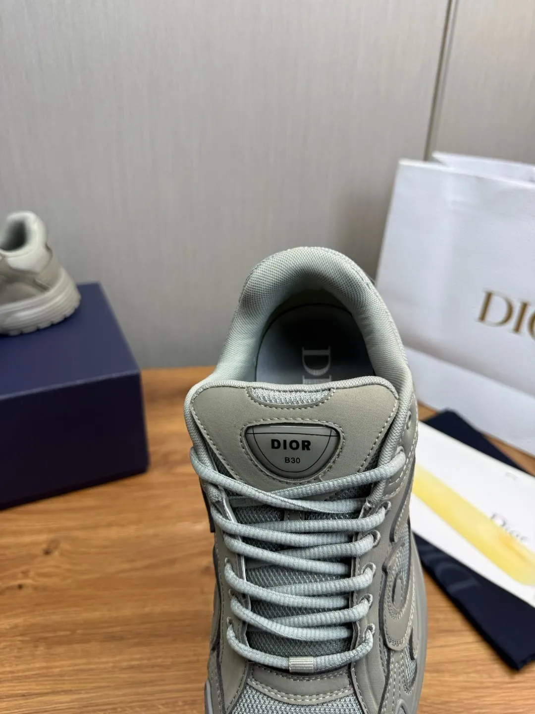 Men's men's shoes 💰740💰 D's Dior ~ New B30 Couple 👫 low-top sneakers ✅ are carefully made of gray mesh fabric and white technical fabric, decorated with reflective "CD30" graphic logo, and "DIO ~ B30" and "CD30" logos on the heel and tongue. An extra-light, sculpted rubber sole with signature accents adds style, while internal stretch details create ideal comfort. It can be matched with various casual styles to show the fashionable and modern sports style〰️ Size: 35-40 (customized at 40 for women) 39-45 (customized at 38.45 for men)